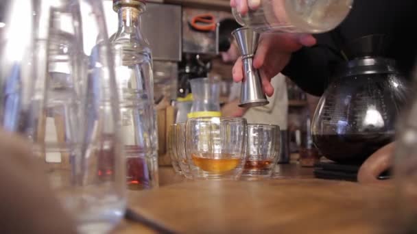 Barista gör irländskt kaffe. Häll vatten i koppar whisky. — Stockvideo