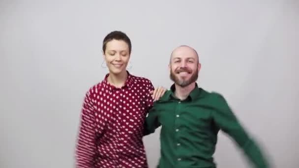 Dançarinos swing em fundo branco. Homem e mulher estão dançando lindy hop ou dança boogie woogie. Feliz casal dançando . — Vídeo de Stock