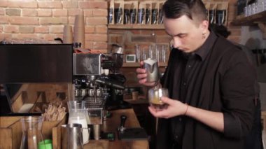 Barista yapım kahve latte sanat. Kapuçino içine dökülen süt.
