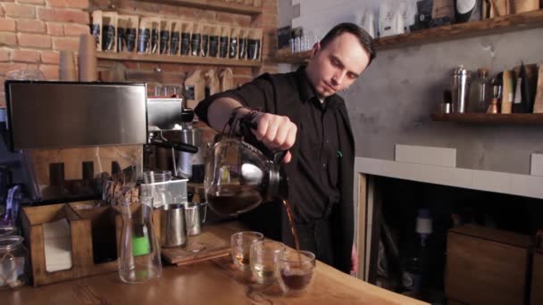 Barista Haciendo Café Irlandés Verter Café Tazas — Vídeos de Stock