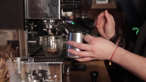 Primer Plano Café Recién Exprés Vierte Taza Metal Máquina Café — Vídeo de stock