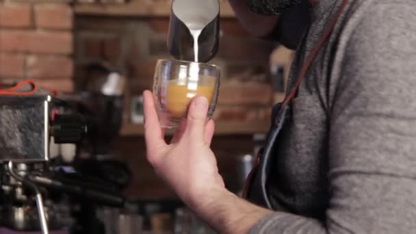 Barista Fazendo Café Arte Latte Despejar Leite Cappuccino — Vídeo de Stock