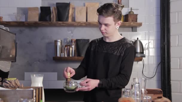 Mann Bereitet Matcha Grüntee Barista Mixt Matcha Tee — Stockvideo