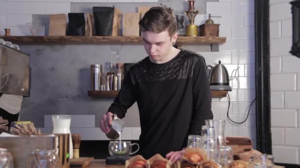 Man Bereidt Matcha Groene Thee Barista Giet Melk Matcha Thee — Stockvideo