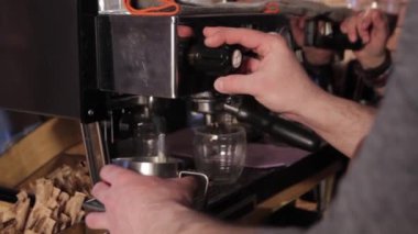 Yakın çekim taze espresso metal Kupası, İtalyan espresso makinesi dökülen. Profesyonel kahve yapma.