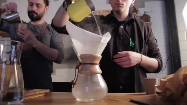 Barista Sıcak Suyu Kahve Ile Filtreye Döküyor Kahve Demlemek Için — Stok video