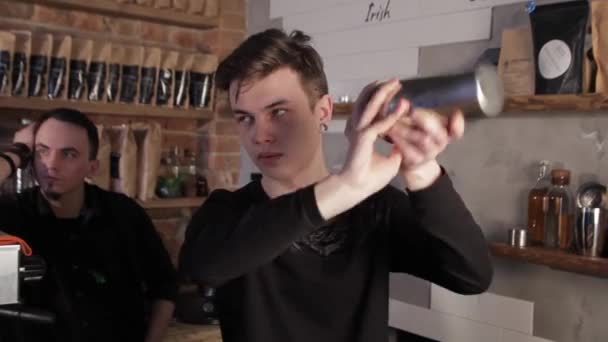 Verschillende Shots Van Barista Die Ierse Koffie Maken Barista Schudt — Stockvideo