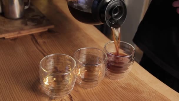 Barista Macht Irischen Kaffee Kaffee Aus Nächster Nähe Tassen Gießen — Stockvideo