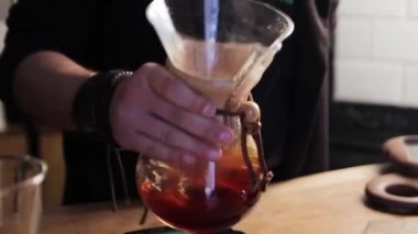 Kahveyi karıştıran barista. Kahve demlemek için alternatif yöntemler..