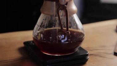 Barista kahve yapıyor. Kahve demlemek için alternatif yöntemler..