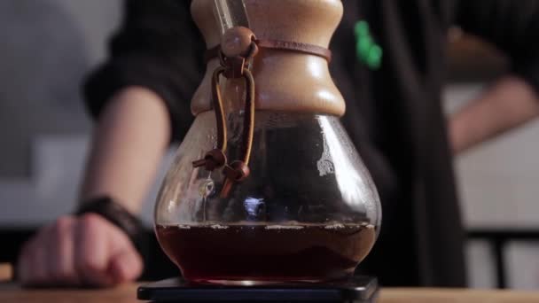 巴里斯塔在煮咖啡的时候等着咖啡特写的替代酿造方法 — 图库视频影像