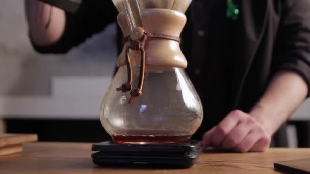 Barista Ρίχνει Ζεστό Νερό Στο Φίλτρο Καφέ Εναλλακτικές Μέθοδοι Παρασκευής — Αρχείο Βίντεο