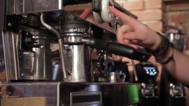 Olasz Kávéfőző Gép Közeli Tej Fém Pohárba Ömlik Professzionális Kávéfőzés — Stock videók