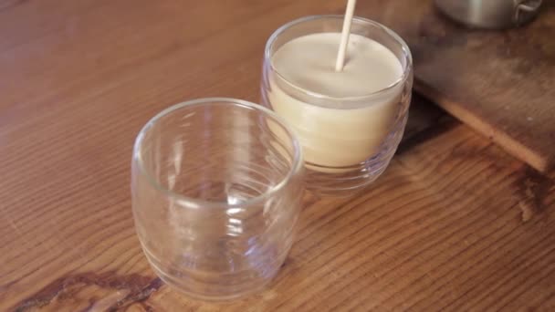 把蒸牛奶倒入杯子里 — 图库视频影像