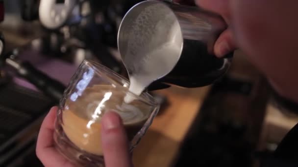 Barista Macht Kaffee Latte Kunst Milch Cappuccino Gießen — Stockvideo