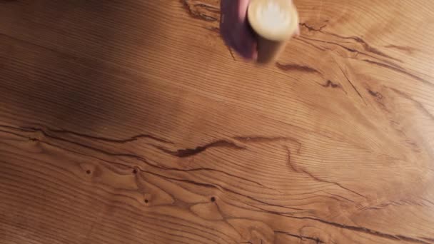 Barista Mettre Une Tasse Café Latte Sur Une Table — Video