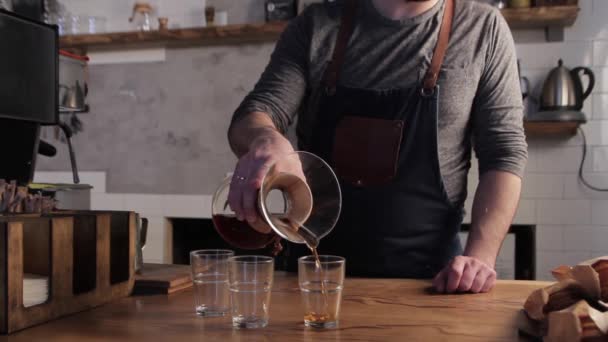 Barista Giet Koffie Kopjes — Stockvideo