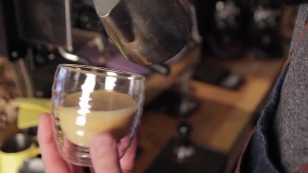 Barista Fait Café Latte Art Verser Lait Dans Cappuccino Main — Video