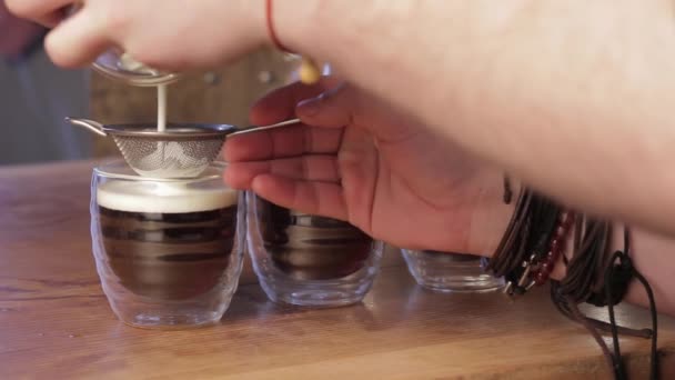 Barista Haciendo Café Irlandés Verter Crema Batida Una Taza Café — Vídeo de stock