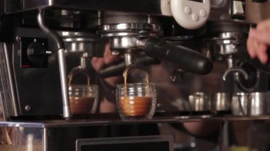 Kahve makinesi ile sıcak taze kahve bir fincan doldurma. Kahve, hazırlanması yakın çekim.
