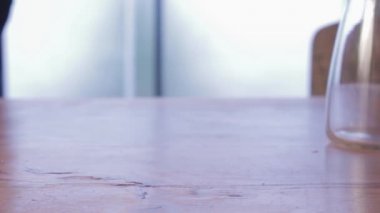 Kadın eli bir kafede bir fincan latte kahve içer. Misafirin eli restoranda bir fincan alıyor..