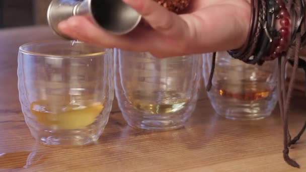 Barista Vaří Irskou Kávu Nalévání Vody Šálků Whisky — Stock video