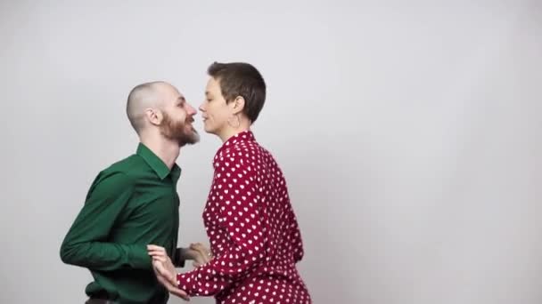 Bailarinas Basculantes Sobre Fondo Blanco Hombre Mujer Bailan Lindy Hop — Vídeo de stock