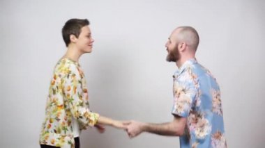 Beyaz arka planda Hawaii gömleği giyen swing dansçıları. Erkek ve kadın boogie woogie dansı yapıyorlar. Mutlu çift dansı. Sosyal dans konsepti.