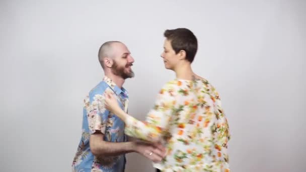 Mutlu Çift Eğleniyor Beyaz Arka Planda Hawaii Gömleği Giyen Swing — Stok video