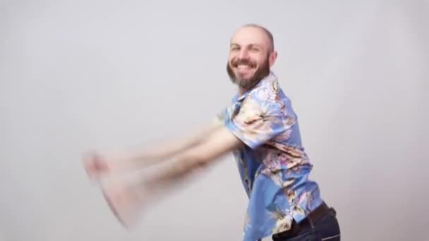 Zabawny taniec człowieka w hawajskiej koszuli. wesoły brodaty łysy mężczyzna taniec i zabawy na białym tle. — Wideo stockowe
