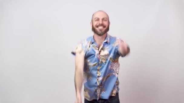 Grappige dans van een man met een Hawaïaans shirt aan. Vrolijke baard kale man dansen en plezier hebben op witte achtergrond. — Stockvideo