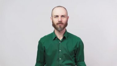 Adam reddediyor, başını sallıyor. Beyaz arka planda ciddi sakallı adam yüz ifadesi, kavram yok..
