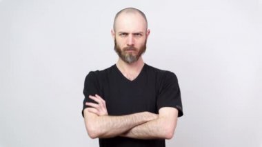 Katı adam beyaz arka plan üzerinde uyarı işareti yapmak için parmağını kaldırıyor. Ciddi derecede hoşnutsuz bir adam uyarıda bulunuyor, onaylamıyor, hayır diyor..
