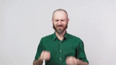 Beyaz arka planda baş ağrısı olan sakallı bir adamın portresi. Hasta, mutsuz adam şakakları ovuyor. Duyguların kavramı.