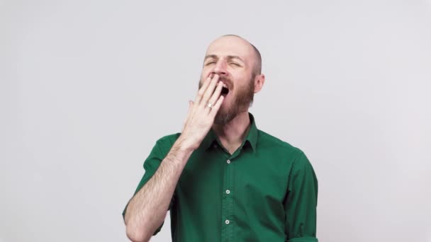 Портрет сонного чоловіка, який позіхає або відчуває нудьгу, ізольований на білому тлі. Поняття емоцій — стокове відео