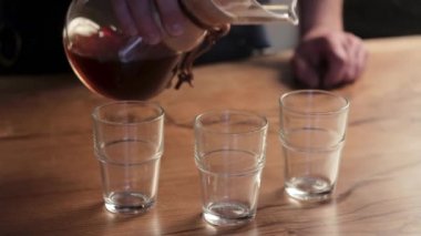 Fincanlara çay ya da kahve dolduruyorum. Barista kahve yapıyor..