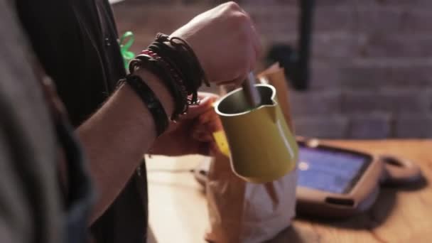 Proces van het maken van koffie of cacao drank. Professionele barista mengt ingrediënten in een kopje close-up. — Stockvideo