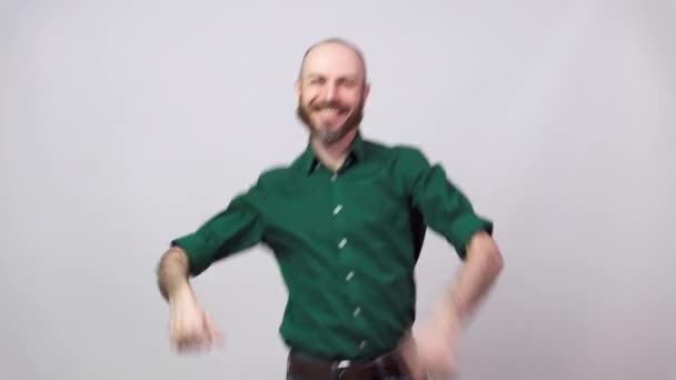 Щасливий Бородатий Чоловік Танцює Білому Тлі Поняття Емоцій — стокове відео