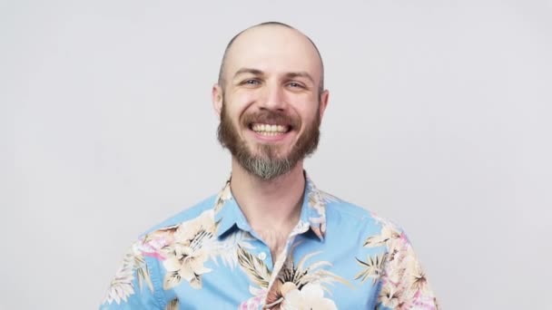 Szczęśliwy Uśmiechnięty Mężczyzna Noszący Hawajską Koszulę Pokazującą Znak Pokoju Ręką — Wideo stockowe