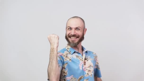 Εκπληκτικός Χαρούμενος Άντρας Που Φοράει Χαβανέζικο Πουκάμισο Γιορτάζοντας Μια Νίκη — Αρχείο Βίντεο
