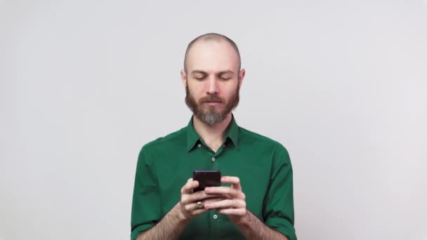 Guapo Hombre Barbudo Feliz Usando Teléfono Móvil Sobre Fondo Blanco — Vídeo de stock