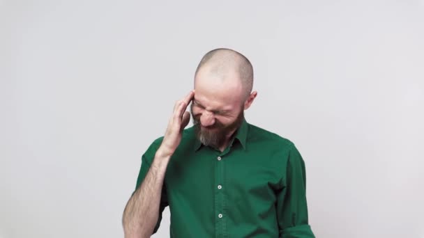 Портрет Бородатого Человека Головной Болью Белом Фоне Больной Несчастный Мужчина — стоковое видео
