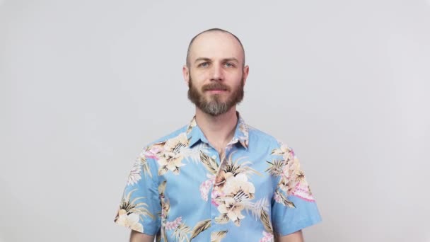 快乐的大胡子男人穿着夏威夷式的衬衫 大拇指高高地挂在白色的背景上 干得好 — 图库视频影像