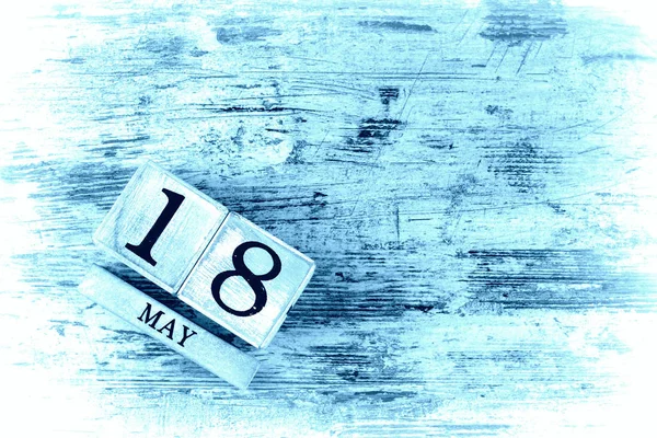 日期为18岁的木制日历 — 图库照片