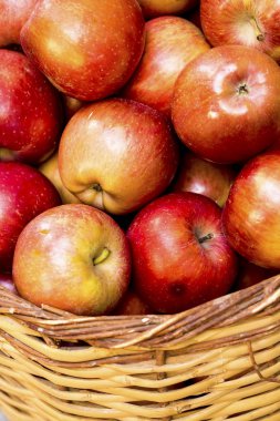 Sepette kırmızı elmalar