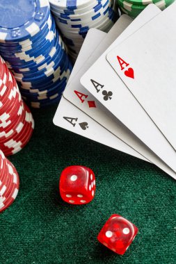 bir çift as ve yeşil bir tabloda casino poker fişleri