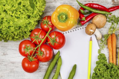 Beyaz arka plan üzerinde izole sebze yığını