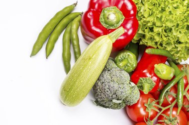 Beyaz arka plan üzerinde izole sebze yığını