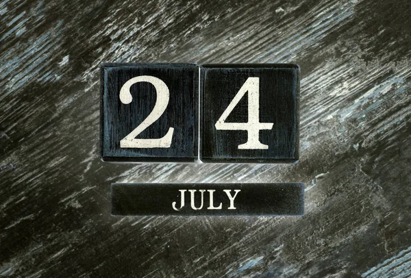 日期为7月24日的木制日历 — 图库照片