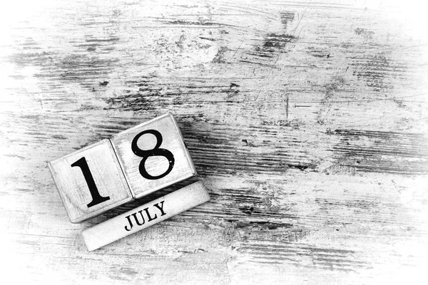 日期为7月18日的木制日历 — 图库照片